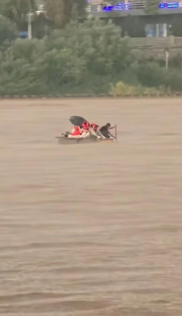 股联社 兰州多名游客雨中在河里乘羊皮筏，画面惊险，回应：禁航前已发船无法返航，当时情况是安全的