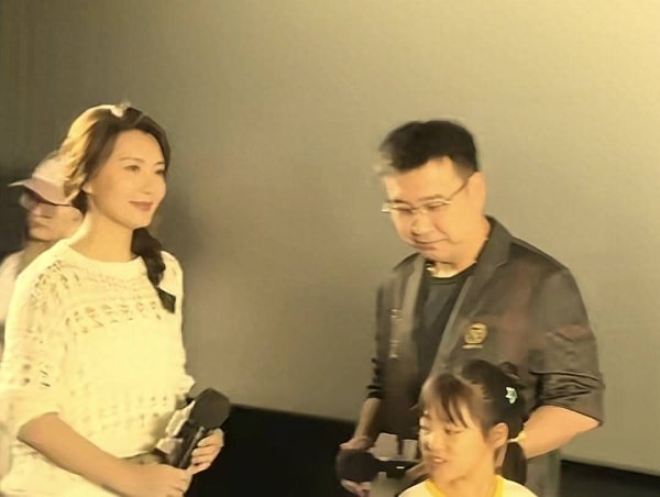 利配网 45 岁陈好与 37 岁王晓晨同框，谁才是真女神？